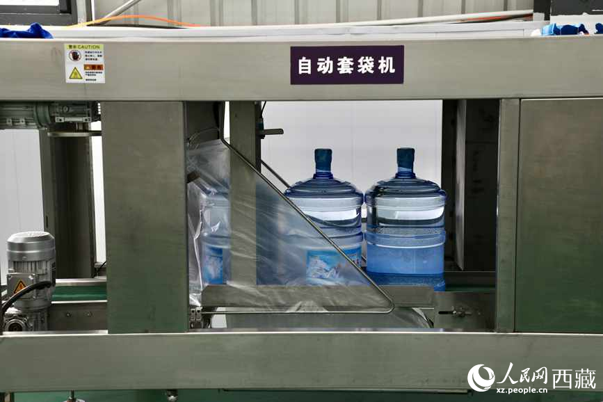 “色達(dá)牙泉”礦泉水（桶裝水）生產(chǎn)加工基地。人民網(wǎng)記者 次仁羅布攝