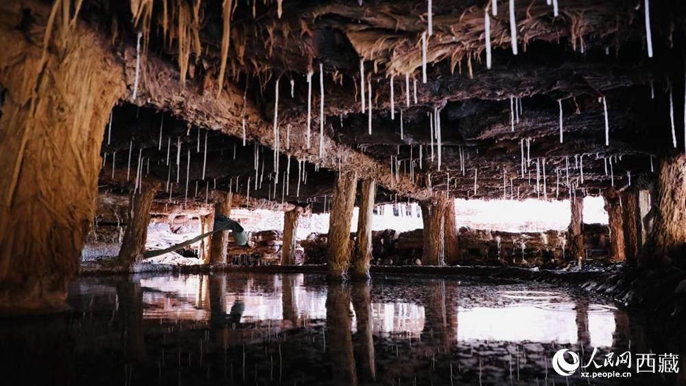 鹽田鹵水滲下的鹽柱。人民網(wǎng)記者 次仁羅布攝