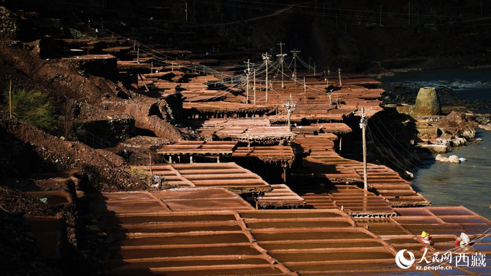 大大小小數(shù)千塊鹽田，形成一道絕美的風(fēng)景線。人民網(wǎng)記者 次仁羅布攝