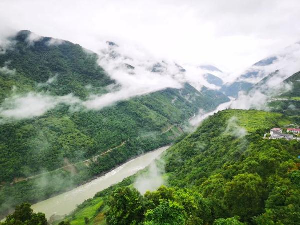 幾代建設(shè)者，歷經(jīng)半個(gè)多世紀(jì)完成！這是一條怎樣的公路？