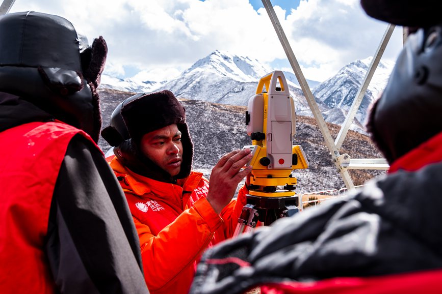 2023年11月30日，西藏自治區(qū)那曲市索縣榮布至丁青縣巴達35千伏線路工程負責(zé)人黃小洪（左二）現(xiàn)場開展線路弧測量教學(xué)。趙清鵬攝