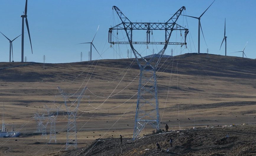 那曲市色尼區(qū)國能100兆瓦風(fēng)電11千伏送電工程現(xiàn)場。拉巴平措攝