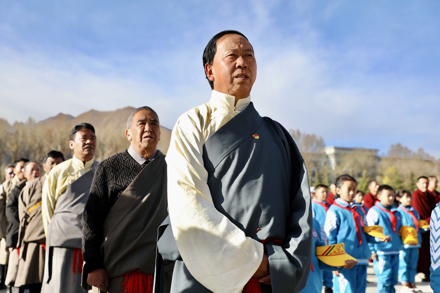 “升國旗、唱國歌”儀式現(xiàn)場。