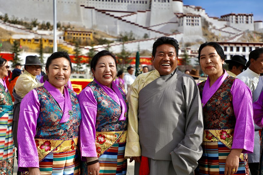 干部群眾身著盛裝在布達拉宮廣場留影。