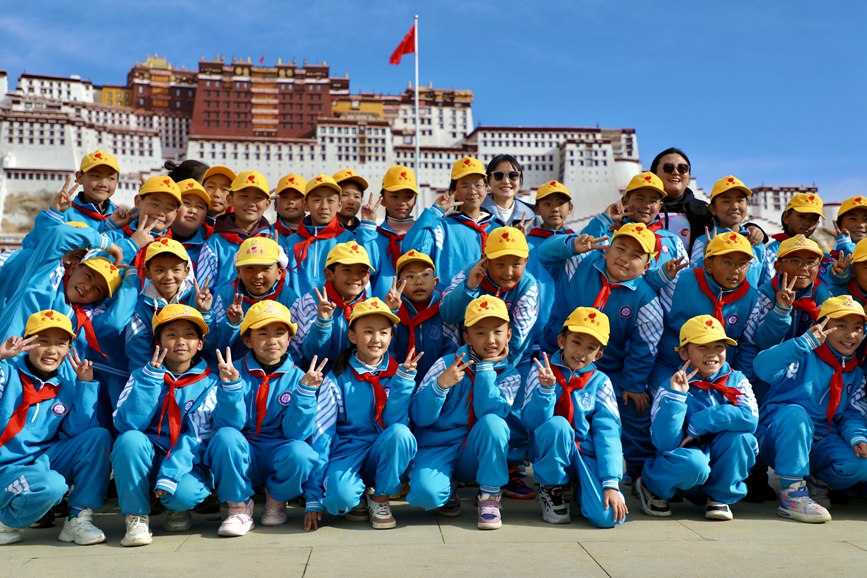 學生在國旗下留影。