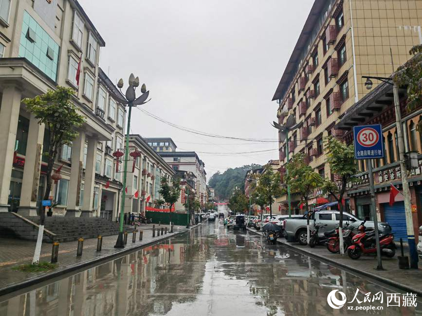 如今的墨脫縣城一應(yīng)俱全。人民網(wǎng) 李海霞攝