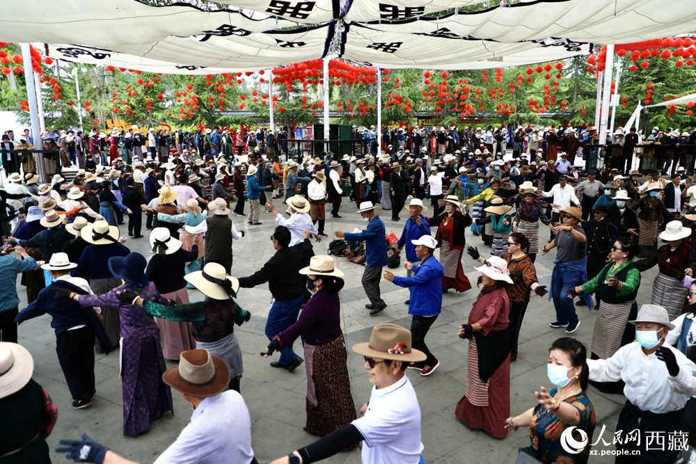 市民在公園內(nèi)跳鍋莊舞。