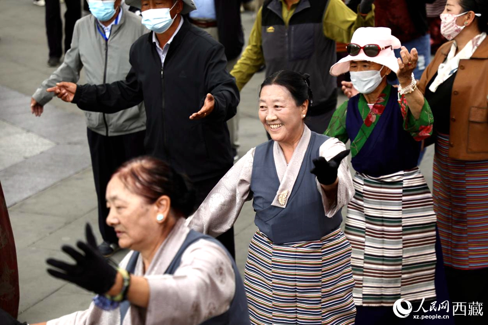 市民在公園內(nèi)跳鍋莊舞。
