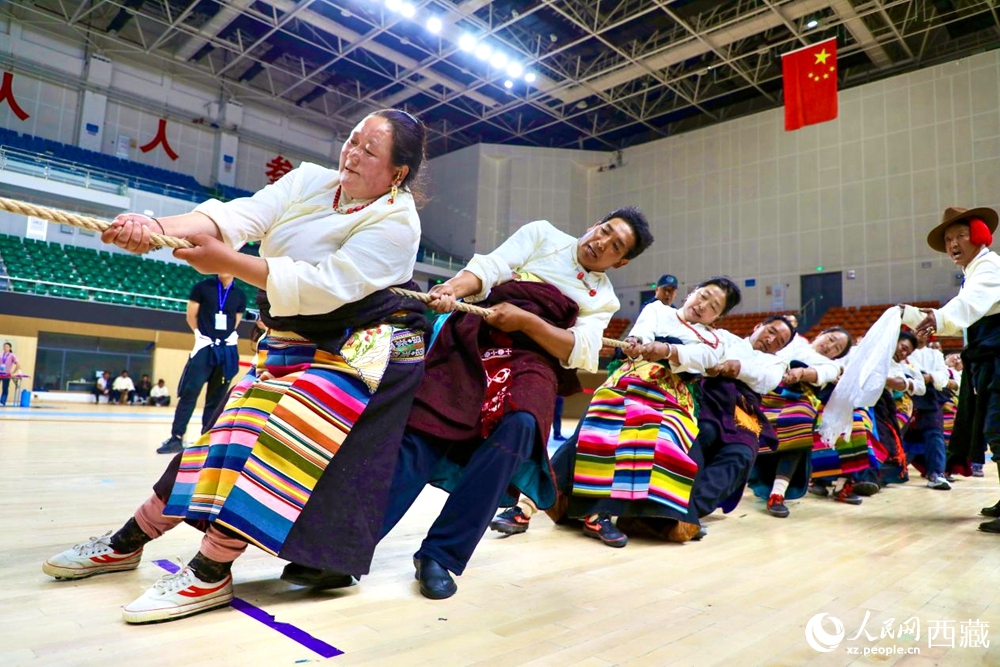 身著民族服裝的農(nóng)牧民選手在拔河比賽現(xiàn)場(chǎng)。