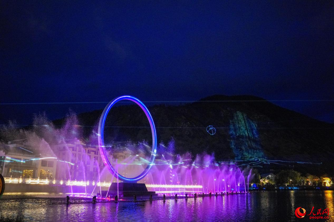 西藏林芝市民族團(tuán)結(jié)廣場音樂噴泉。人民網(wǎng)記者 趙晨攝