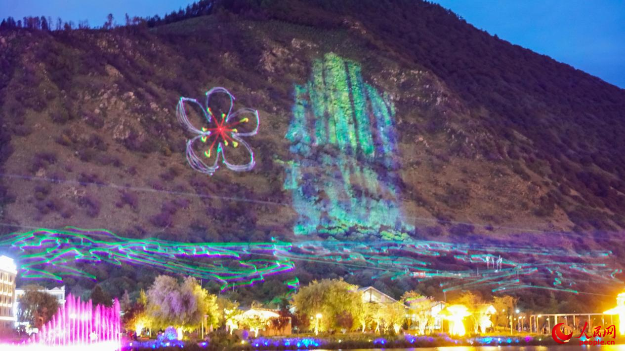 西藏林芝市民族團(tuán)結(jié)廣場燈光秀舞動。人民網(wǎng)記者 趙晨攝