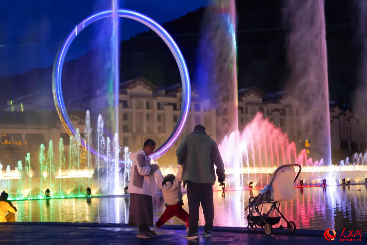 居民在西藏林芝市民族團(tuán)結(jié)廣場上玩耍。人民網(wǎng)記者 趙晨攝