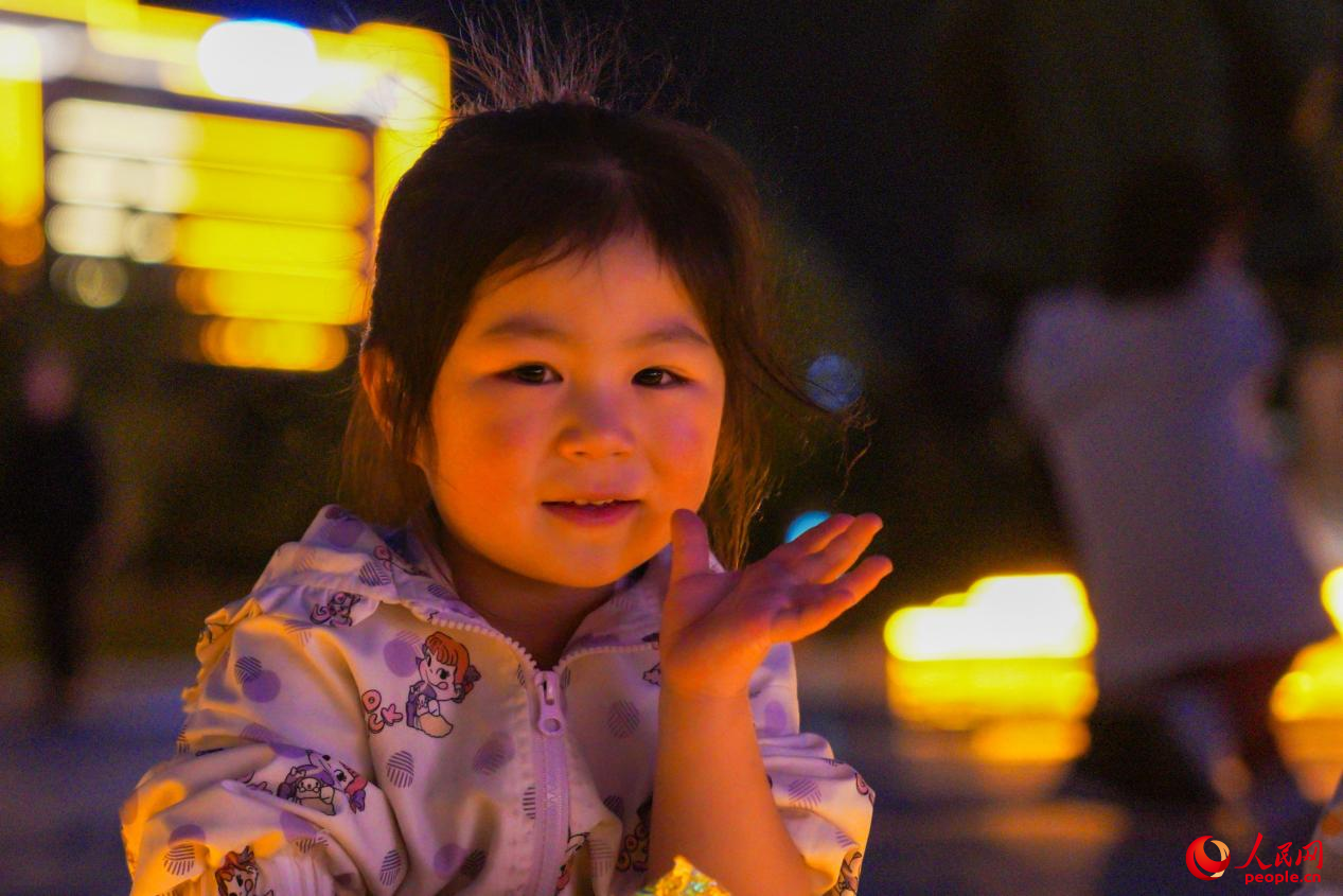 西藏林芝市民族團(tuán)結(jié)廣場上的兒童。人民網(wǎng)記者 趙晨攝