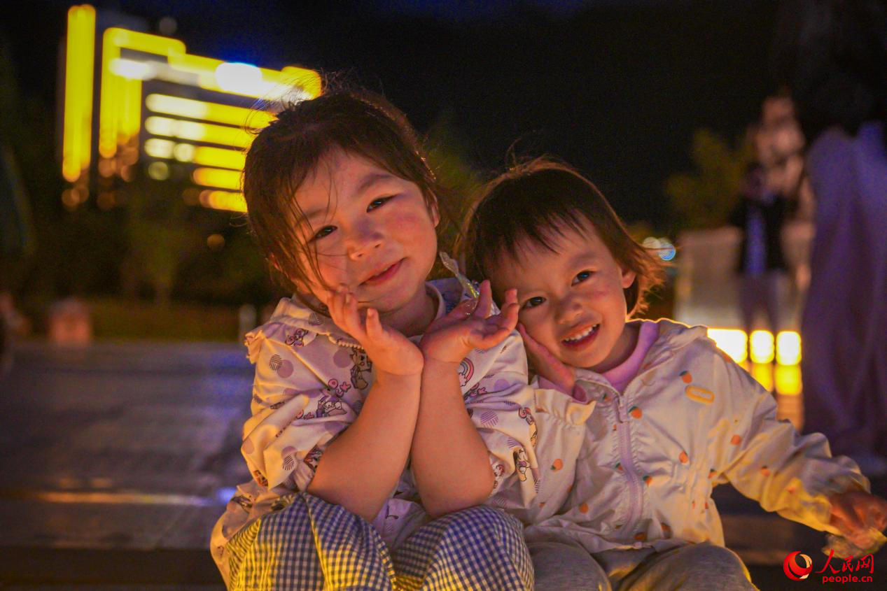 西藏林芝市民族團(tuán)結(jié)廣場上的兒童。人民網(wǎng)記者 趙晨攝