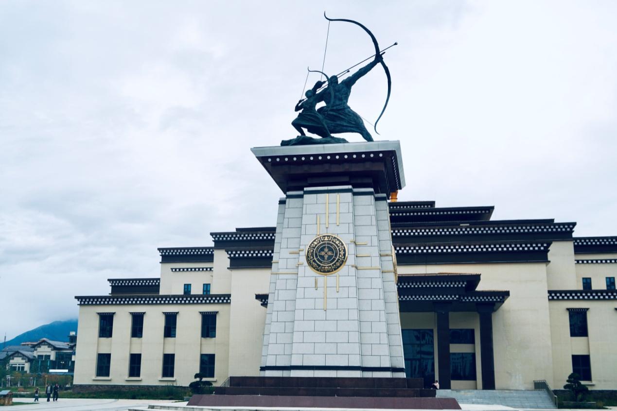 工布公園里的城市地標(biāo)雕塑——畢秀之子。人民網(wǎng)記者 益西康珠攝