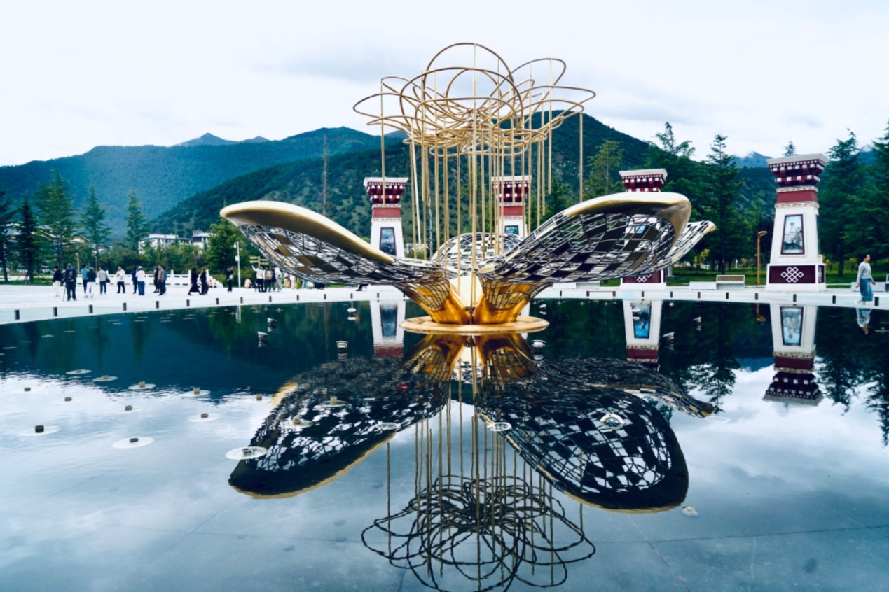 工布公園里的桃花主題雕塑——萬樹桃花。人民網(wǎng)記者 益西康珠攝