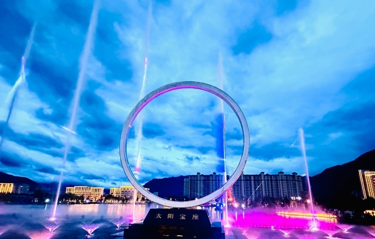 工布公園里的音樂水秀噴泉。人民網(wǎng)記者 益西康珠攝