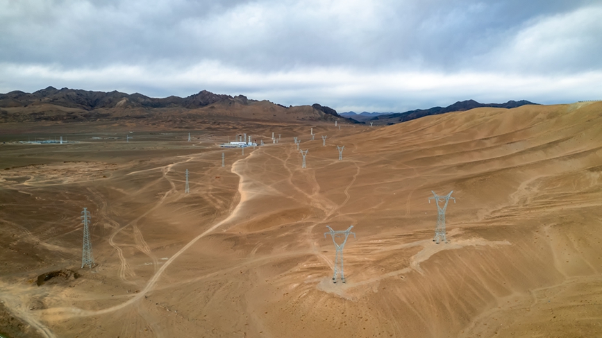 阿里地區(qū)首套電網(wǎng)側(cè)帶超容構(gòu)網(wǎng)型SVG工程全景。趙清鵬攝