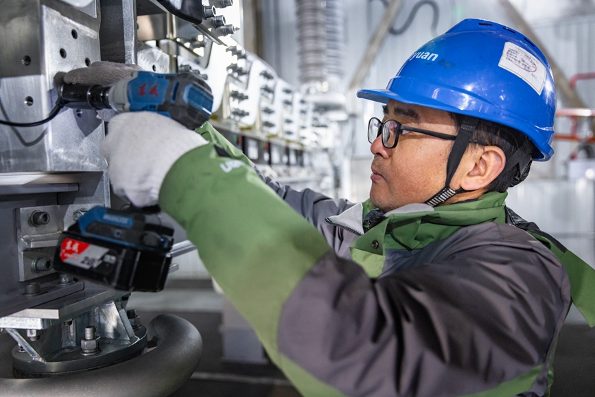 阿里地區(qū)首套電網(wǎng)側(cè)帶超容構(gòu)網(wǎng)型SVG工程現(xiàn)場工作人員正在進(jìn)行投運(yùn)前螺栓緊固工作。趙清鵬攝