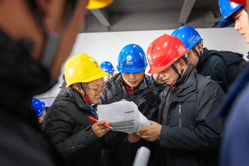 阿里地區(qū)首套電網(wǎng)側(cè)帶超容構(gòu)網(wǎng)型SVG工程現(xiàn)場運(yùn)維人員正在進(jìn)行投運(yùn)操作。趙清鵬攝