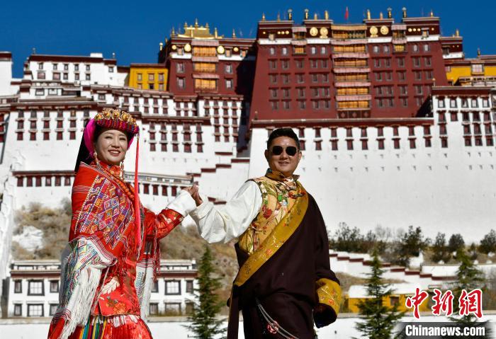 冬游西藏新風尚：藏裝拍照、寄明信片成熱門