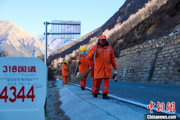 西藏林芝：川藏線(xiàn)上護(hù)路工人忙保通