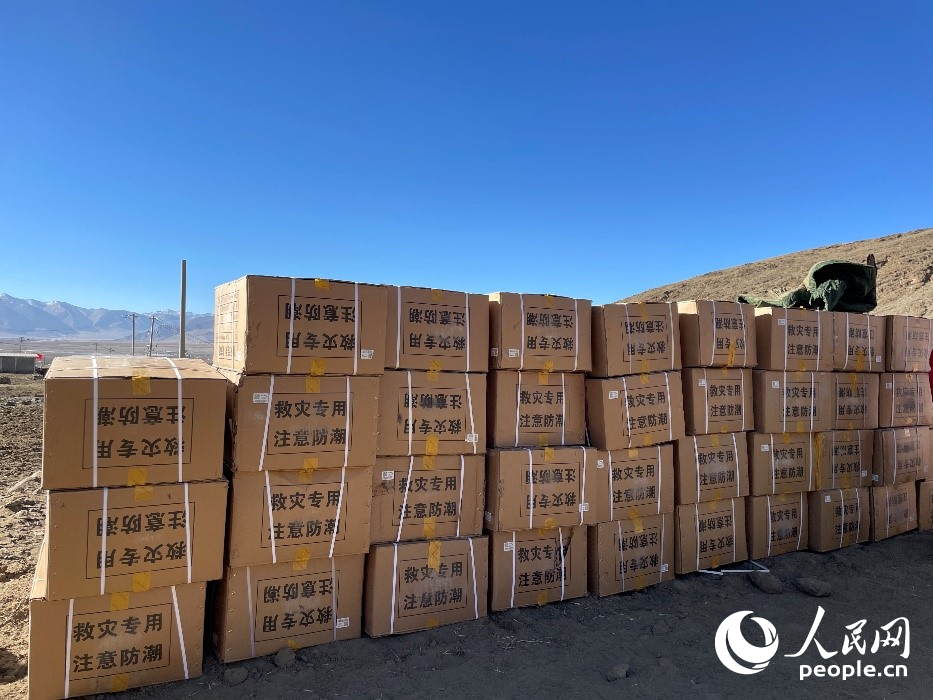救災(zāi)物資抵達(dá)長所鄉(xiāng)古榮村。人民網(wǎng)記者 郝潔攝