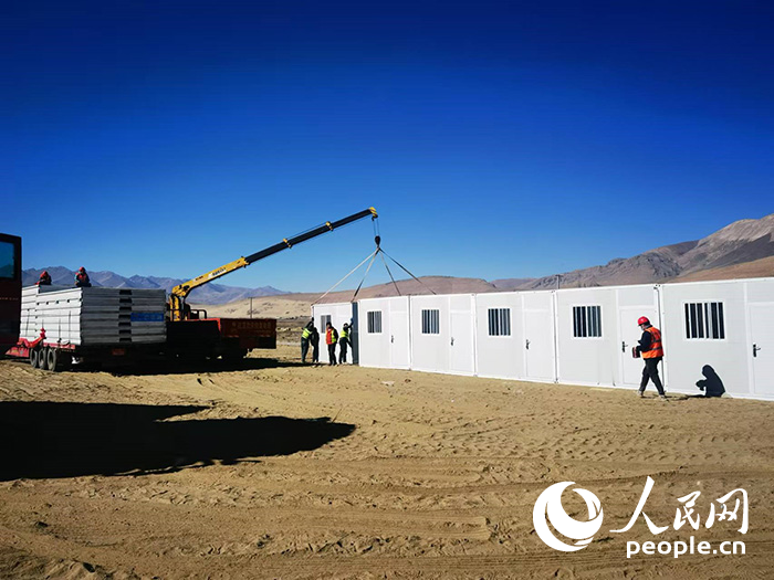 1月9日，在日喀則市定日縣長(zhǎng)所鄉(xiāng)森嘎村安置點(diǎn)，工作人員抓緊搭建移動(dòng)板房，確保受災(zāi)群眾溫暖過(guò)冬。人民網(wǎng)記者 吳雨仁攝