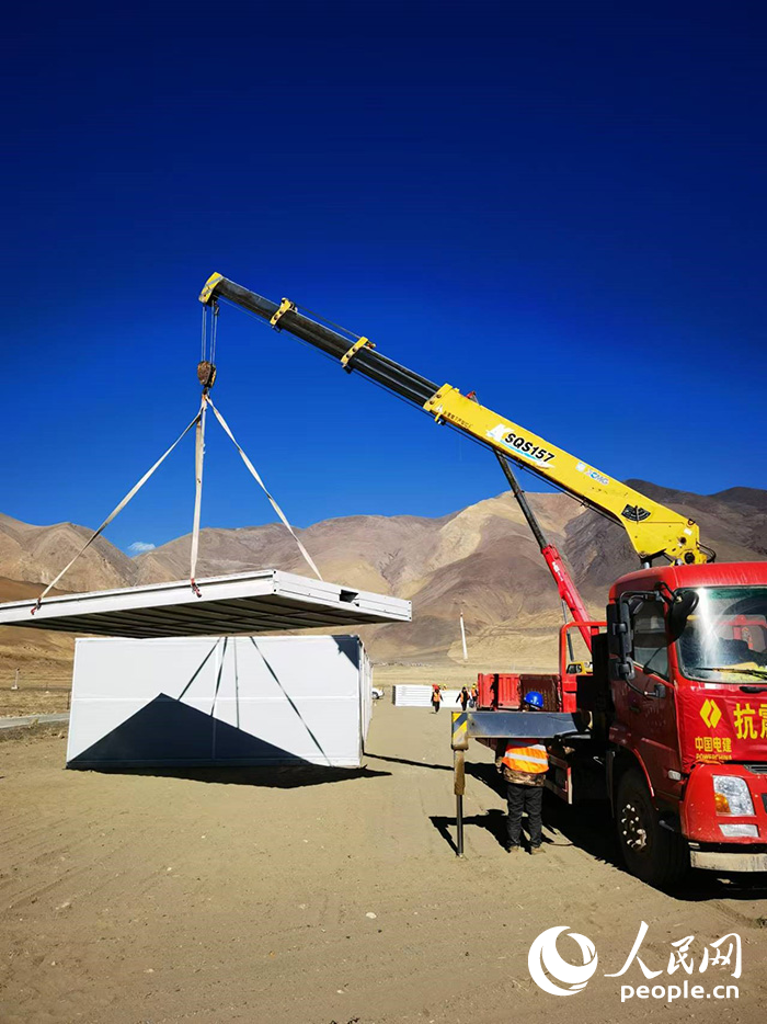 1月9日，日喀則市定日縣長(zhǎng)所鄉(xiāng)森嘎村安置點(diǎn)正在吊裝板房。人民網(wǎng)記者 吳雨仁攝