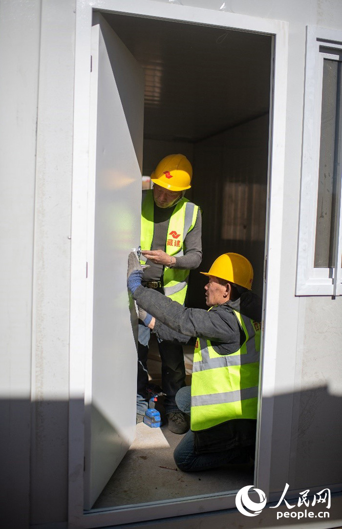 1月9日，在日喀則市定日縣長(zhǎng)所鄉(xiāng)古榮村安置點(diǎn)，施工人員正在抓緊搭建移動(dòng)板房，確保受災(zāi)群眾溫暖過(guò)冬。人民網(wǎng)記者 翁奇羽攝