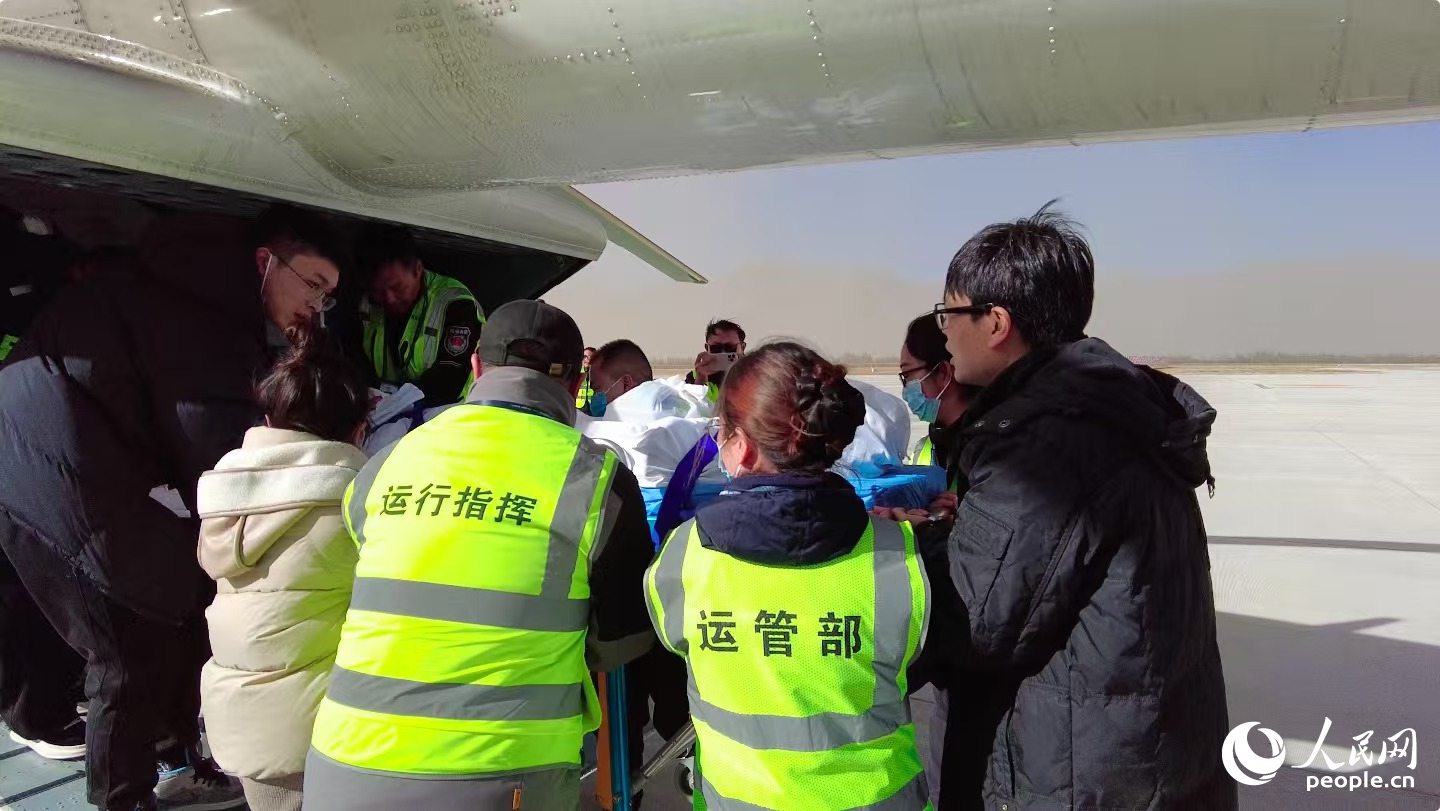 多方工作人員將受傷女童安全轉移。周航攝