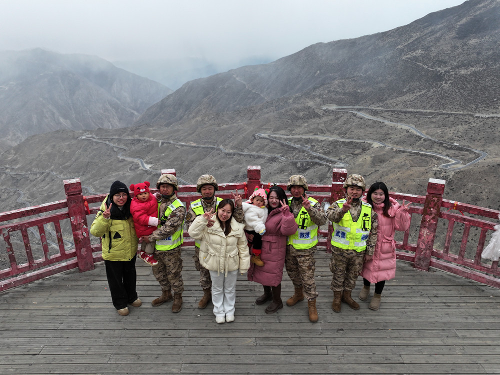 支隊(duì)組織家屬隨隊(duì)養(yǎng)護(hù)體驗(yàn)丈夫工作。何眾攝