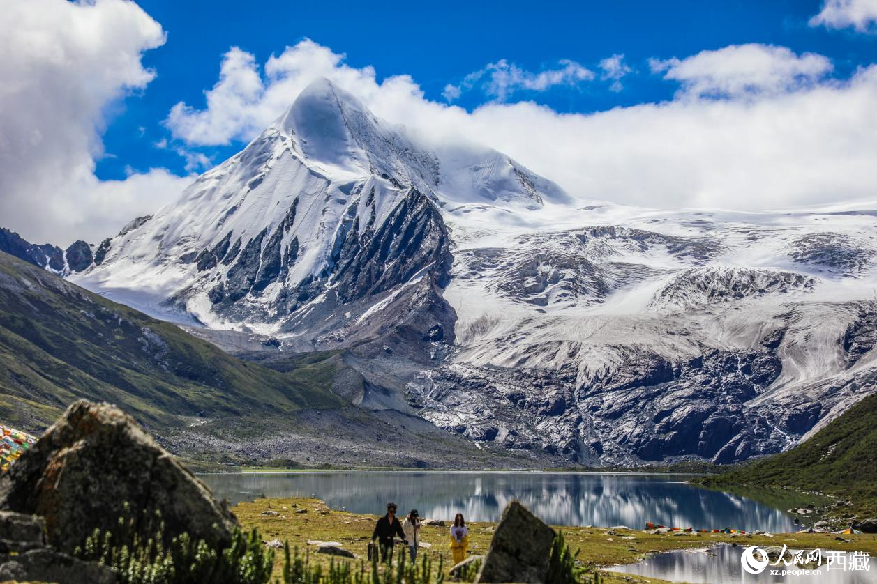 西藏那曲市比如縣的薩普雪山。