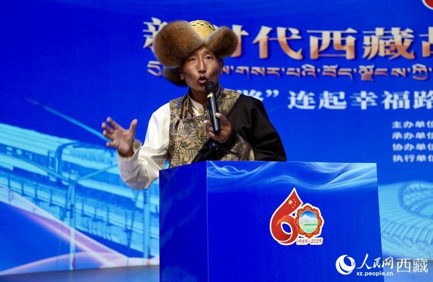 山南市隆子縣三安曲林鄉(xiāng)三林村黨支部副書記扎西次仁作分享報(bào)告。人民網(wǎng)記者 次仁羅布攝