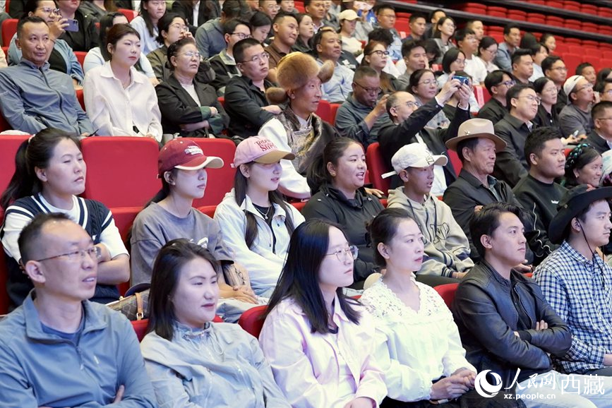 300余名干部職工、群眾代表在現(xiàn)場(chǎng)聆聽講座。人民網(wǎng)記者 次仁羅布攝