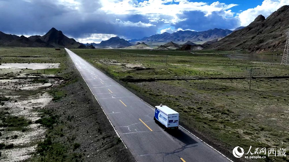 一輛無人快遞車正沿著定日縣通往扎果鄉(xiāng)的道路平穩(wěn)行駛。人民日報(bào)記者 鮮敢攝
