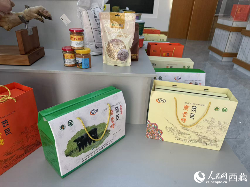 茹巨藏香豬禮盒。羅雨欣攝