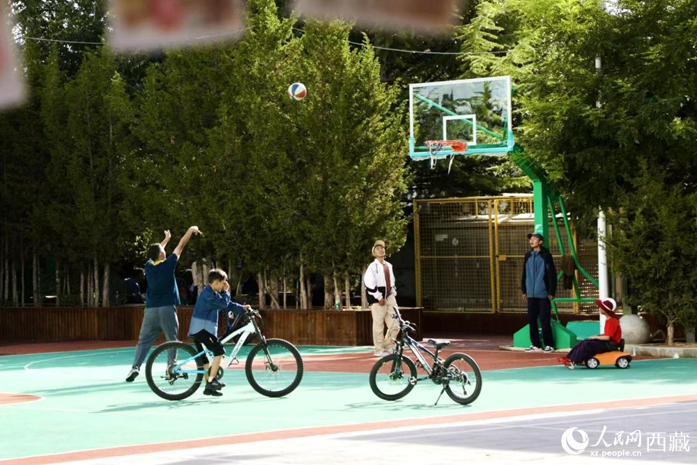 孩子們?cè)谏鐓^(qū)享受運(yùn)動(dòng)時(shí)光。人民網(wǎng)記者 次仁羅布攝