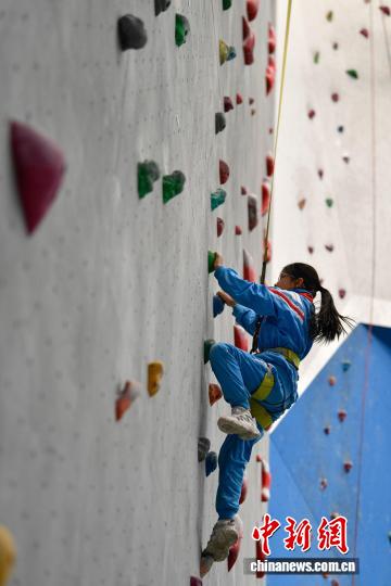 西藏登山隊(duì)護(hù)航拉薩市實(shí)驗(yàn)小學(xué)攀巖興趣班煥活力