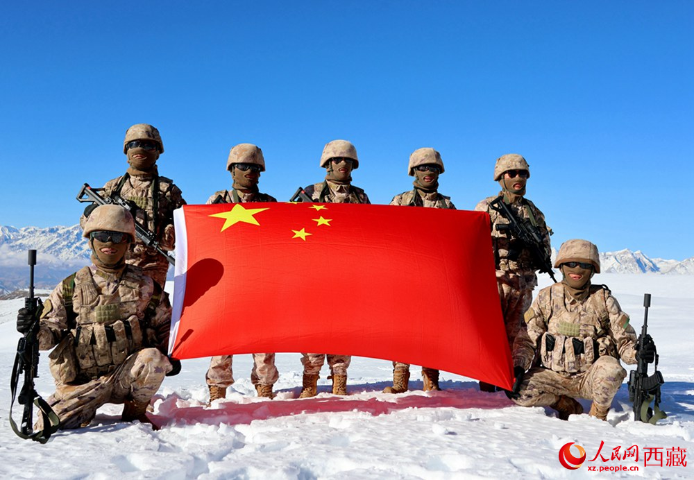 官兵在巡邏點上宣誓。人民日報記者 瓊達卓嘎攝