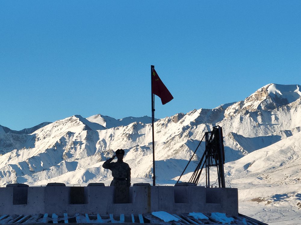 五星紅旗在哨所飄揚。人民日報記者 瓊達卓嘎攝