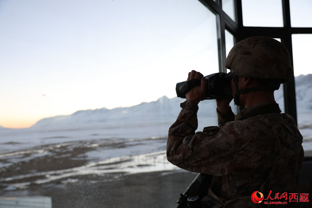官兵在觀察哨所周邊情況。人民日報記者 瓊達卓嘎攝