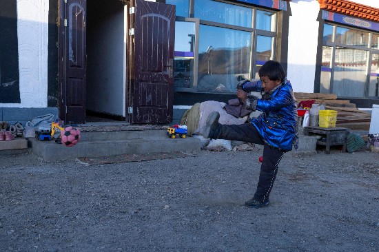 次仁普尺的弟弟在院子里玩耍。人民網(wǎng)記者 翁奇羽攝