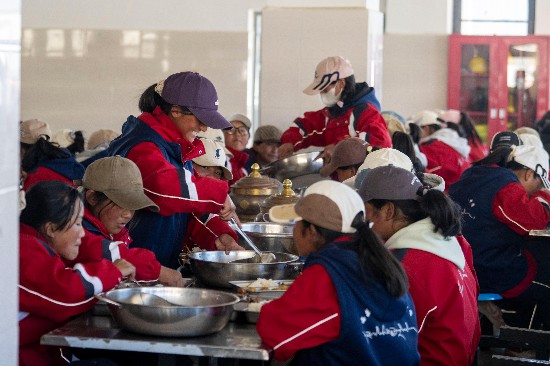 中午時分，學(xué)生們在食堂用餐。人民網(wǎng)記者 翁奇羽攝