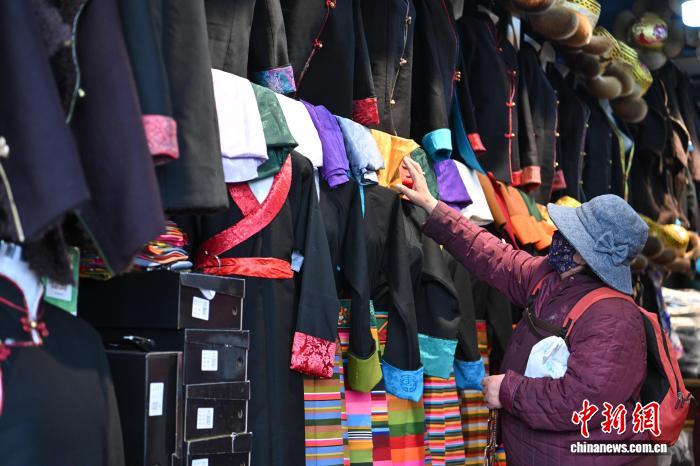 (新春見聞)拉薩藏裝熱銷新年氛圍漸濃