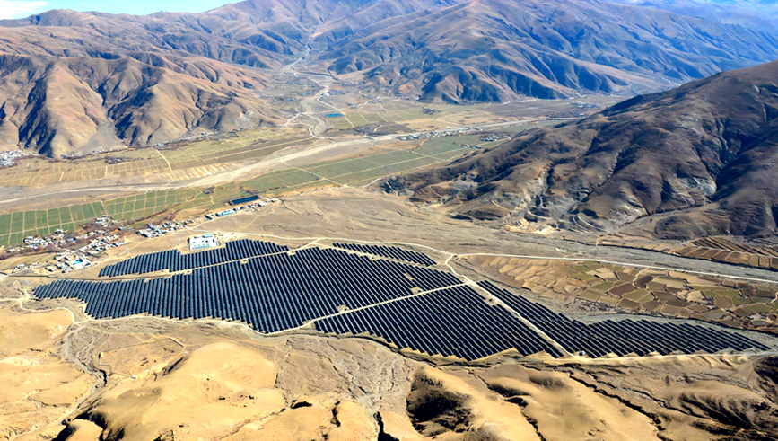 雅魯藏布江畔，光伏“藍?！备采w昔日沙丘。人民網(wǎng)記者 吳雨仁攝