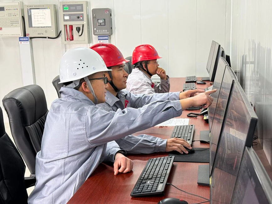 在項目控制室內(nèi)，技術(shù)人員實時監(jiān)測光伏矩陣的運行數(shù)據(jù)與發(fā)電情況。人民網(wǎng)記者 吳雨仁攝