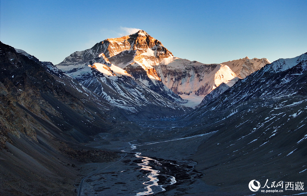 珠峰金頂映峽谷。人民網(wǎng)記者 吳雨仁攝