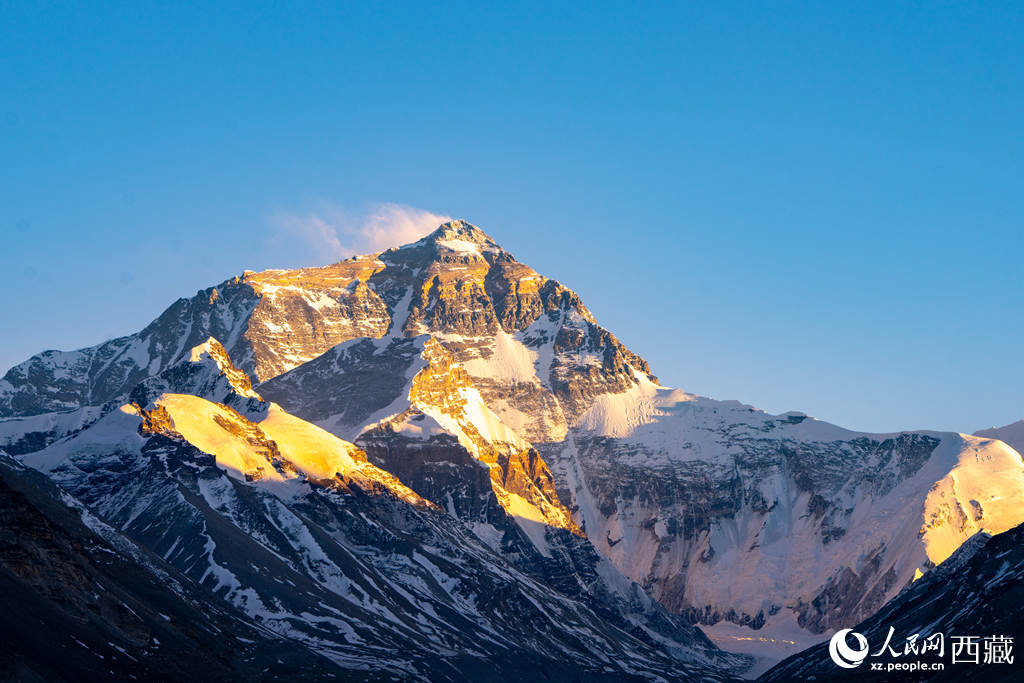 日照金山峰聳云。人民網(wǎng)記者 吳雨仁攝