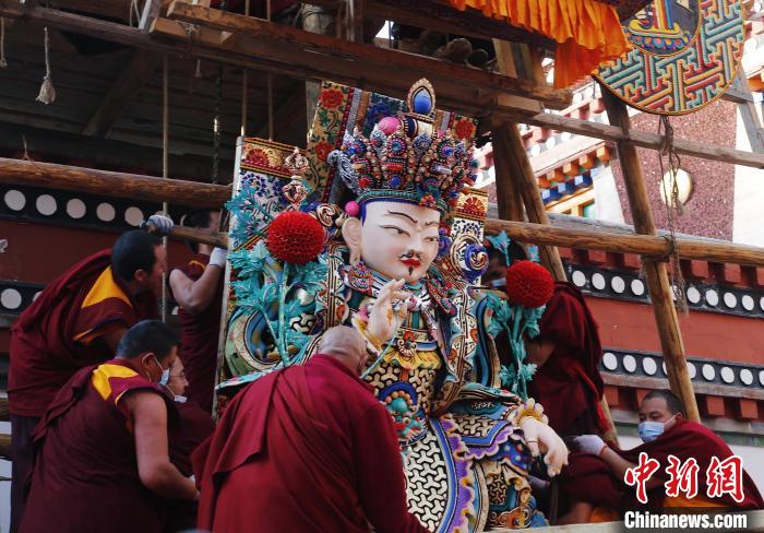 圖為塔爾寺僧人為酥油花搭架子?！●R銘言 攝